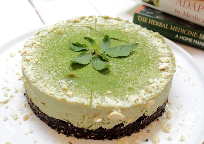 cake-with-avocado-and-barley-grass-powder-01