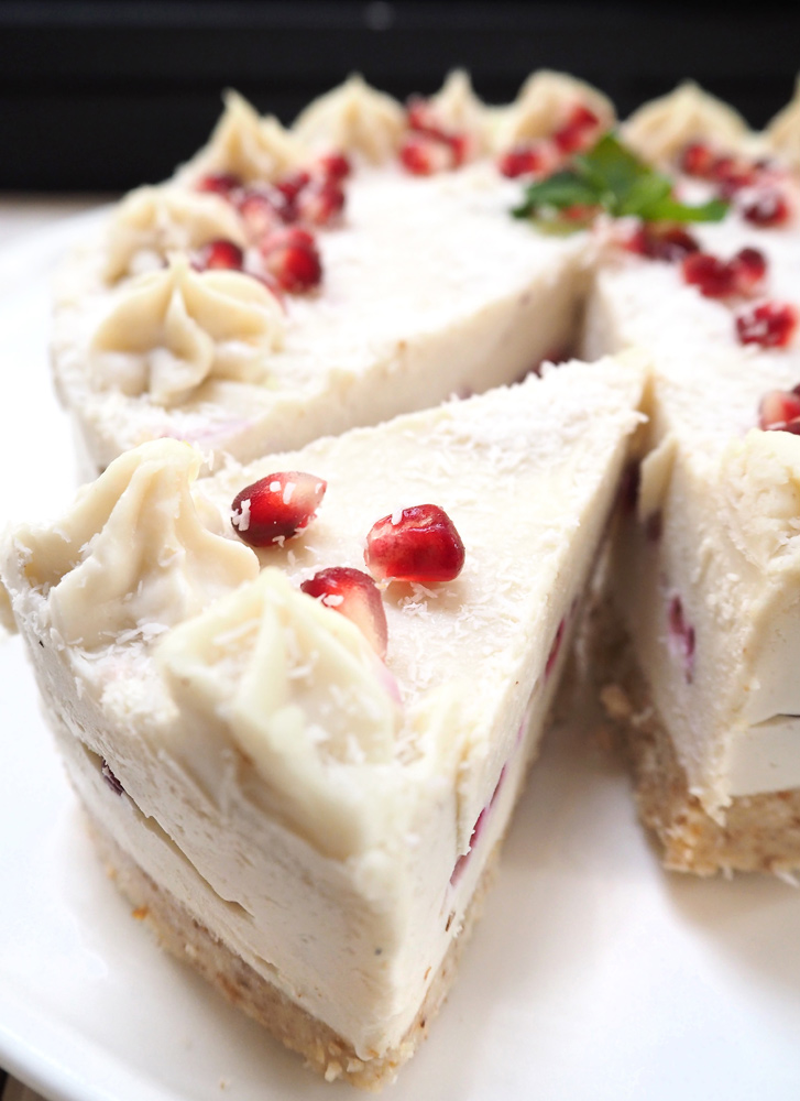 white-cake-with-pomegranate-04